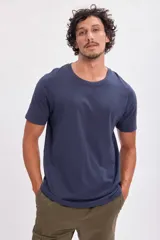 Remera azul marino de manga corta con cuello redondo.