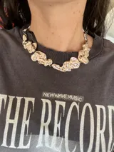 Collar plateado con eslabones irregulares de metal.