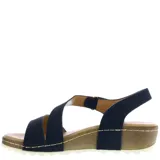 Sandalia con plataforma corrida color beige, con tiras anchas cruzadas en el empeine y tira trasera con hebilla.