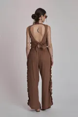 Pantalón rojo de corte palazzo con volados en los laterales.