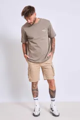 Bermuda color beige con bolsillos cargo laterales.