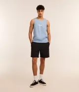 Bermuda negra de poliamida con cintura elástica ajustable con cordón, sin estampa y con bolsillo cargo lateral.