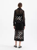 Camisa de manga larga color celeste claro, confeccionada en guipur con apliques circulares espejados. Posee cuello y puños en tela lisa y cierre frontal con broches snap forrados. Incluye un top interno liso al tono.