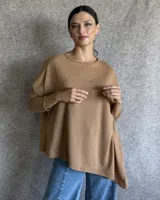 Remerón irregular color tostado, de corte holgado y manga larga.