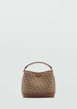 Bolso tipo bucket color beige con estampado de monograma en marrón. Tiene asa de mano, cierre de tuerca y correa larga ajustable y extraíble.