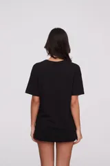 Remera blanca de corte holgado con estampado de la ciudad de Nueva York en negro y la frase "City Girl" en la parte inferior.