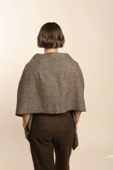 Chal de lana fina sin teñir, con calce en hombros, abrochadura con alamar de fieltro, bolsillos de cuero y terminación con flecos. Diseño exclusivo de Don Baez, hecho en Uruguay.