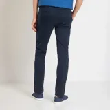 Pantalón chino azul de corte slim.
