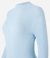 Blusa marrón de punto con cuello alto y manga larga.