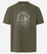 Remera verde militar de algodón, corte comfort, con cuello redondo y mangas cortas. Estampa frontal con diseño ecuestre y lettering.