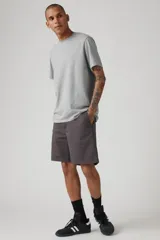 Bermuda de gabardina color gris oscuro, corte relaxed, con bolsillos laterales y traseros.