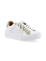Sneaker de cuero vacuno con estampado de camuflaje y suela marrón.