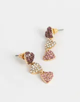 Aros colgantes largos dorados con tres corazones de strass: uno superior color borgoña, uno central blanco y uno inferior rosa.