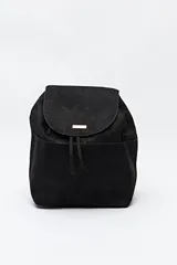 Mochila negra de símil gamuza con textura tipo reptil, diseño minimalista con solapa, cordón ajustable y bolsillos laterales.