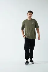 Pantalón cargo gris con puños elásticos, corte regular, bolsillos laterales con solapa y pasacintos.