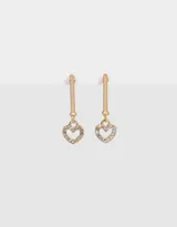 Aros colgantes cortos dorados con dije de corazón con strass y cierre de tope a presión.