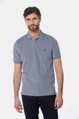 Remera polo lisa en oxford piqué color crema, con cuello en rib y botones personalizados.