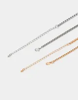 Set de dos collares cortos con cadena de eslabones cuadrados, uno plateado y otro dorado.