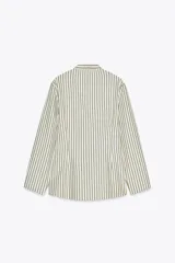 Camisa de manga larga con cuello mao y estampado a rayas verticales en tonos verde oliva y blanco. Cierre frontal con botones ocultos.