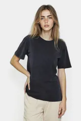 Remera color marrón con cuello redondo y mangas cortas.