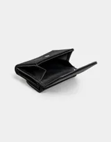 Billetera cuadrada de cuerina color negro con cierre de broche metálico. Cuenta con compartimentos para tarjetas y billetes.