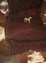 Cinturón de cuero negro con hebilla dorada en forma de caballo.