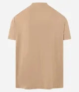 Remera deportiva de hombre, color amarillo mostaza, de manga corta y cuello redondo. Presenta un pequeño logo circular bordado en el pecho.