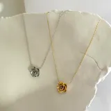 Collar plateado con dije en forma de rosa.