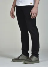 Pantalón negro de corte recto.
