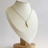 Collar dorado con dije de rosa.