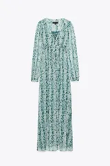 Vestido largo de escote en pico y manga larga, con estampado floral en tonos celeste y verde.