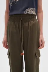 Pantalón cargo color beige de viscosa, tiro alto, corte recto y bolsillos laterales.