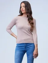 Buzo de tejido fino, color beige, con mangas tres cuartos estilo raglán.