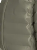 Campera puffer corta color verde oliva, con cuello alto y cierre frontal con cremallera. Tiene bolsillos laterales con cremallera y logo de Calvin Klein en el pecho.