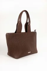 Cartera tipo tote de cuero sintético color marrón chocolate, con textura acanalada vertical. Tiene doble asa corta y cierre superior con cremallera.
