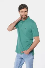 Remera polo color bordó de piqué liso, con cuello en rib y botones personalizados.