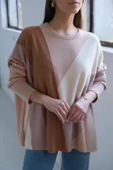 Sweater de punto con cuello redondo y corte murciélago. Diseño con bloques de color diagonales en tonos beige, marrón y tostado.