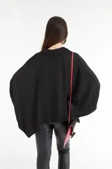 Camisa negra de satén con cuello clásico, corte holgado y cierre frontal con botones blancos.