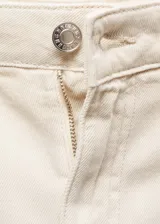Pantalón de jean color beige, de tiro medio, corte recto y largo hasta el tobillo.