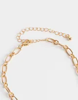 Collar corto dorado con cadena gruesa y dijes de diferentes corazones, con esmaltados y bajo relieve.