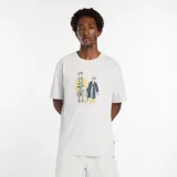 Remera de algodón color gris melange con cuello redondo y manga corta. Estampado frontal con ilustración de dos figuras vestidas con abrigos y accesorios.