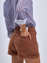Short de denim color tostado con diseño clásico y ajuste cómodo.