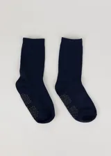 Par de medias de media caña color azul marino con antideslizante en la planta del pie.