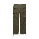 Pantalón cargo verde con múltiples bolsillos laterales, corte recto y ajuste básico.