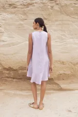 Vestido corto color beige, sin mangas y con cuello redondo.