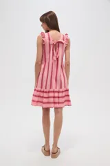 Vestido corto de viscosa con estampado a rayas verticales azules y amarillas, escote en V y volados en los hombros. Tiene corte holgado y falda con volantes.