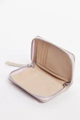 Billetera de cuero vacuno con cierre metálico, compartimientos para tarjetas y billetes, dimensiones 15 x 10 cm.
