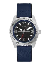 Reloj Guess con caja plateada, esfera negra con números arábigos y correa de tela azul.