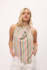 Top sin mangas con cuello halter y estampado a rayas verticales en tonos pastel.