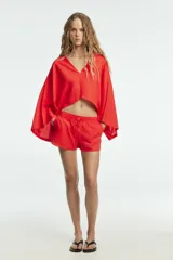 Kimono asimétrico de color amarillo claro, con escote pico y mangas largas amplias.